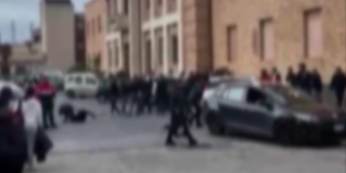 Identificati i ragazzi della rissa in Piazza Municipio a Vibo Valentia 1 Identificati i ragazzi della rissa in Piazza Municipio a Vibo Valentia