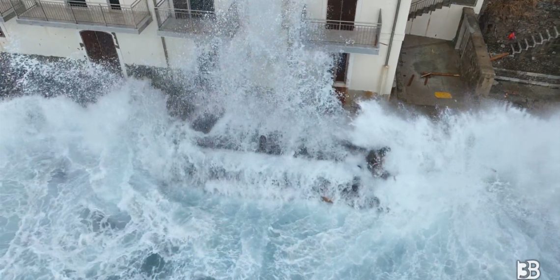 Maltempo in Calabria, abbondanti nevicate in montagna e forti mareggiate lungo la costa (VIDEO) 1 Maltempo in Calabria, abbondanti nevicate in montagna e forti mareggiate lungo la costa (VIDEO)