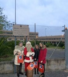 I figli minori dei detenuti accolti nella Casa Circondariale di Vibo Valentia con i regali consegnati da Babbo Natale