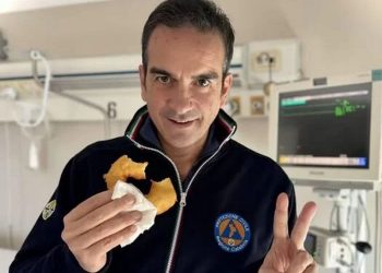 Il Governatore Occhiuto in costante miglioramento si mostra con in mano una “terapia” della tradizione calabrese