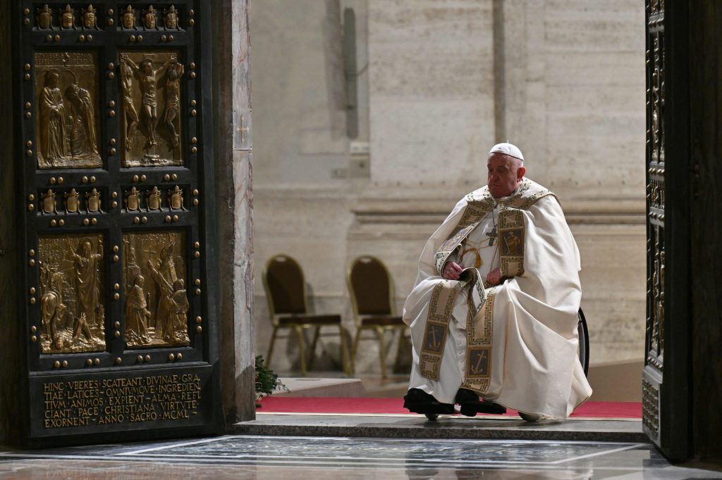 papa Francesco p rprimo varca la porta santa foto Vatican Media Sir