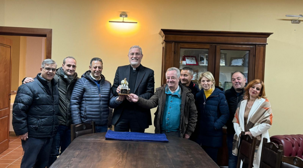 Consegnata da Confartigianato e Coldiretti Vibo Valentia al vescovo la tradizionale statuetta del presepe 1 Consegnata da Confartigianato e Coldiretti Vibo Valentia al vescovo la tradizionale statuetta del presepe