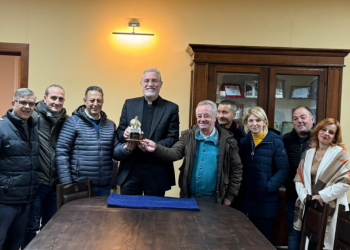 Consegnata da Confartigianato e Coldiretti Vibo Valentia al vescovo la tradizionale statuetta del presepe