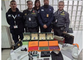 All’aeroporto di Lamezia Terme, scoperti e sequestrati orologi e articoli di lusso contraffatti