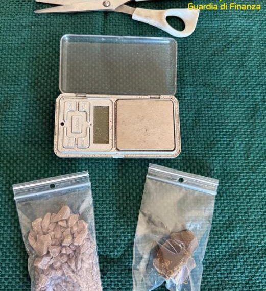 Trasportava droga sulla sua auto, arrestato dalla Guardia di Finanza