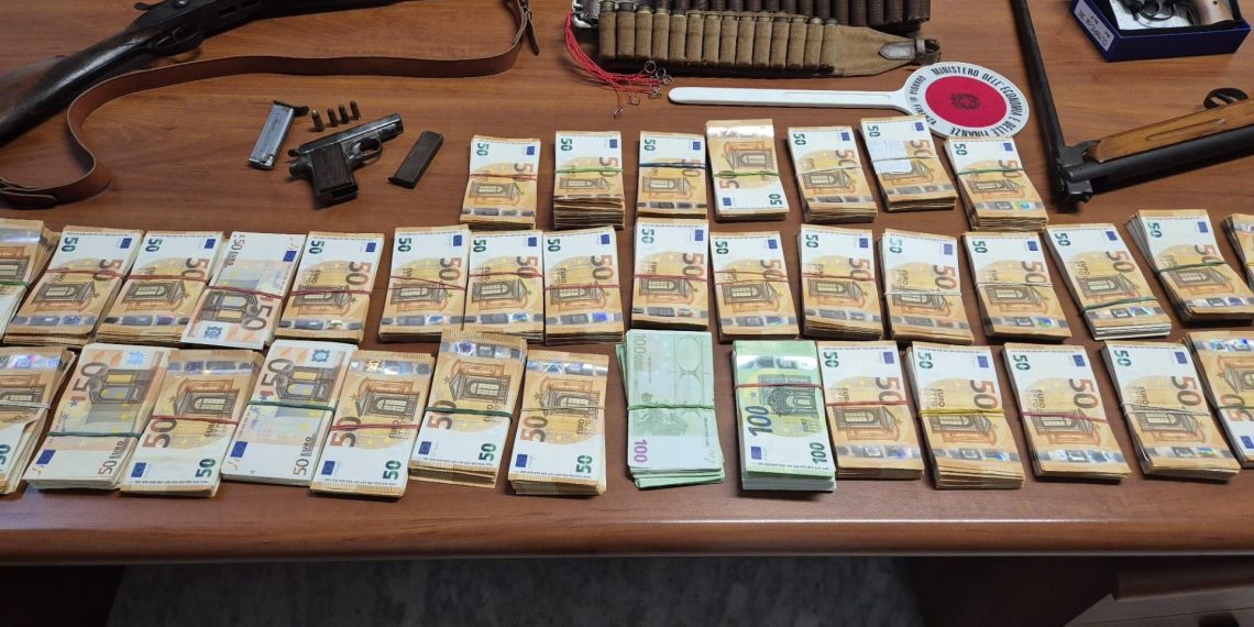 La Guardia di Finanza arresta a Tropea un uomo per detenzione di armi (VIDEO)