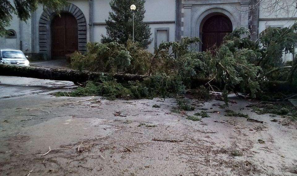 Proseguono gli interventi di soccorso dei vigili del fuoco per il maltempo nel vibonese