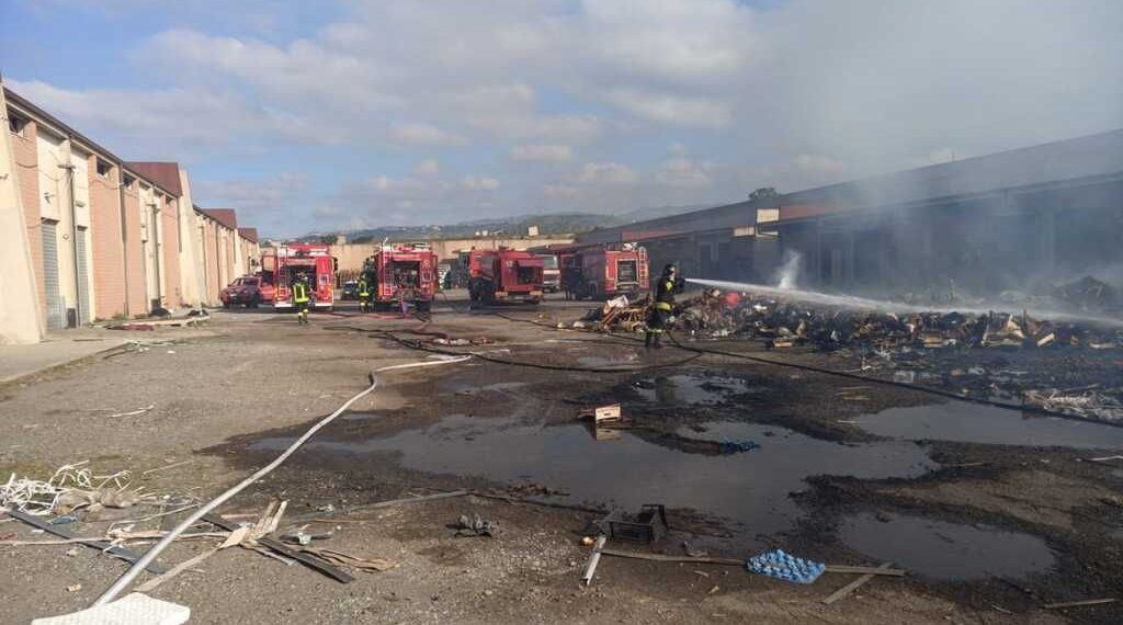 Questa mattina rogo presso il mercato generale di Mortara a Reggio Calabria