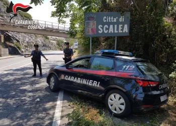 Viene ripreso di sfuggita con il cellulare in un ristorante di Scalea e reagisce accoltellando l’autore del video