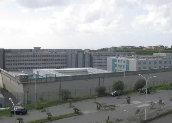 Cercavano di far entrare undici cellulari nel carcere di Siano