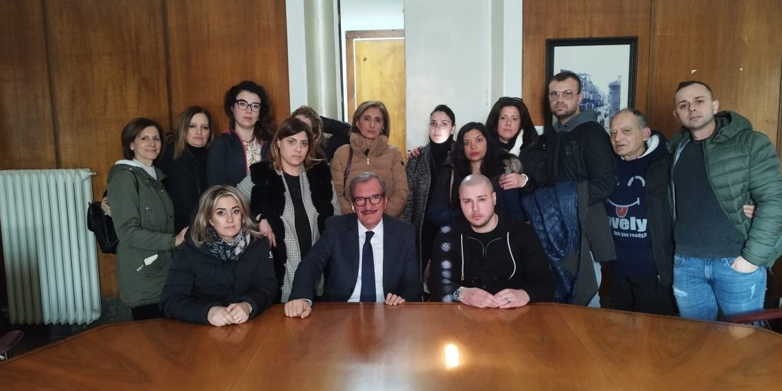 Questione precari ASP Vibo Valentia, il sindaco Enzo Romeo li accoglie in municipio e rassicura sul suo impegno