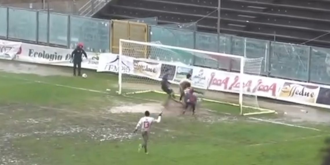 Calcio, un tuffo nel pantano regala la vittoria al Sambiase. La Vibonese sempre più lontana dalla vetta (VIDEO) 1 Calcio, un tuffo nel pantano regala la vittoria al Sambiase. La Vibonese sempre più lontana dalla vetta (VIDEO)