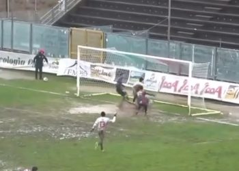 Calcio, un tuffo nel pantano regala la vittoria al Sambiase. La Vibonese sempre più lontana dalla vetta (VIDEO)