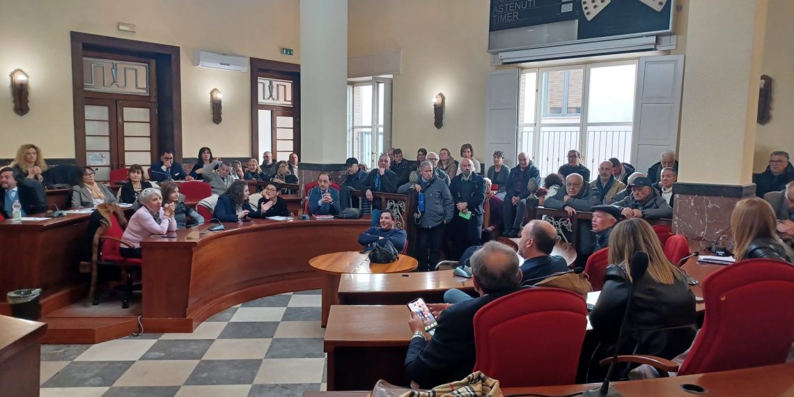 Un Consiglio comunale aperto per certificare l’impotenza della città davanti all’annosa questione dell’acqua (VIDEO)