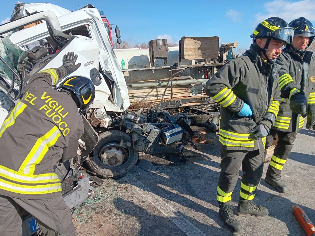 Grave incidente stradale alle porte di Vibo Valentia, zona sud: due i feriti in codice rosso trasportati in ospedale (foto) 11 WhatsApp Image 2025 01 27 at 11.49.30