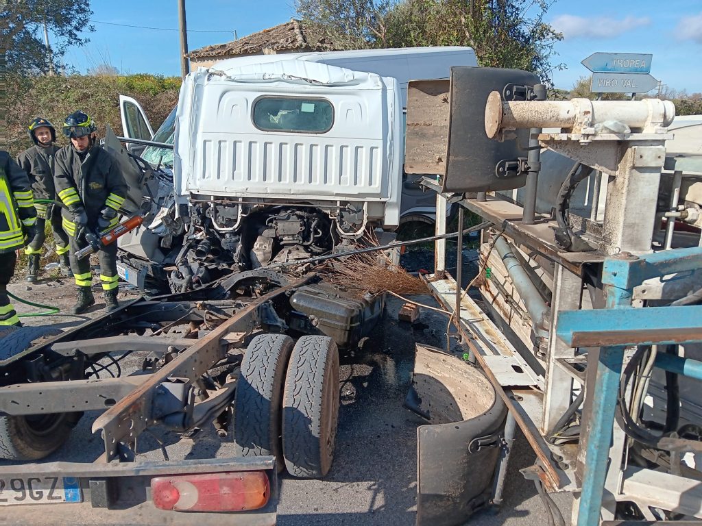 Grave incidente stradale alle porte di Vibo Valentia, zona sud: due i feriti in codice rosso trasportati in ospedale (foto) 6 WhatsApp Image 2025 01 27 at 11.49.30 3