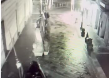 Autista maldestro abbatte un palo della luce a Catanzaro (VIDEO)