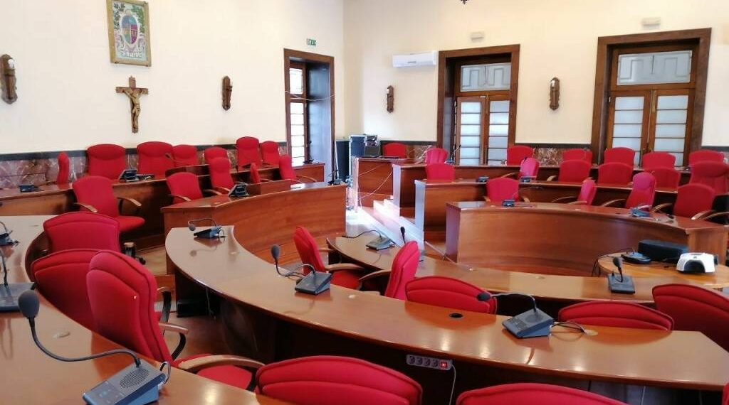 Adesso è scontro tra il sindaco Romeo ed il gruppo dei Democratici e Riformisti... che non le mandano a dire! 1 Vibo Valentia, mobilitazione per il Consiglio comunale aperto di sabato sulla questione dell’acqua