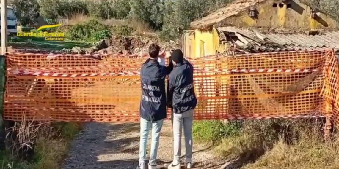 Nel lametino sequestrati un fabbricato rurale e due discariche abusive di rifiuti speciali (VIDEO)