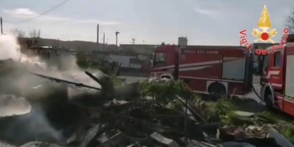 Catanzaro, nella notte è divampato un incendio vicino ad un campo Rom (VIDEO)