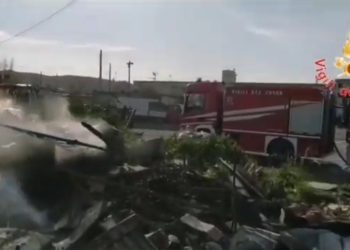Catanzaro, nella notte è divampato un incendio vicino ad un campo Rom (VIDEO)