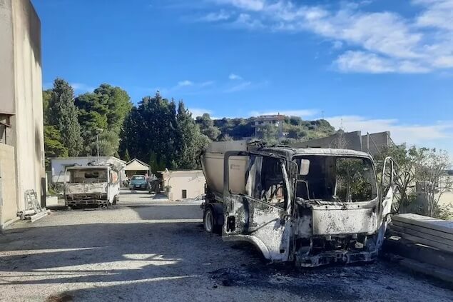 due mezzi comunali incendiati roccella ionica