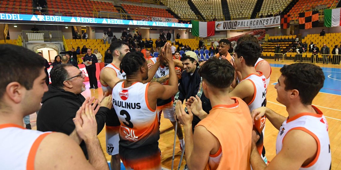 Basket, il derby calabrese è neroarancio. La Viola vince all’ultimo pallone (VIDEO)