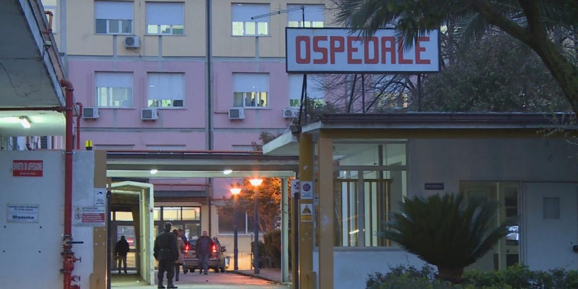 Sanità vibonese verso il baratro, adesso incombe il problema di come affrontare la nuova "Emergenza Jazzolino" 1 La corsa verso il precipizio della sanità vibonese: operatori a casa e reparti chiusi per carenza di personale