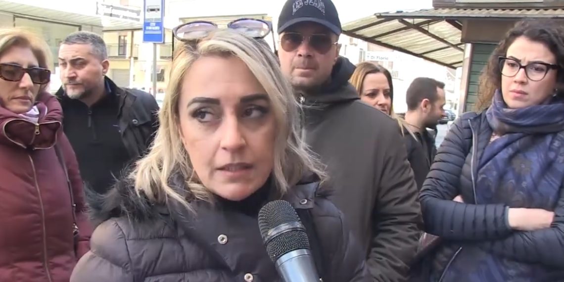 Asp Vibo Valentia, i precari senza proroga continuano il presidio dinanzi la sede di via Dante Alighieri (VIDEO) 1 Asp Vibo Valentia, i precari senza proroga continuano il presidio dinanzi la sede di via Dante Alighieri (VIDEO)