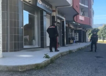 Bimba cade dal secondo piano a Corigliano Rossano: è illesa