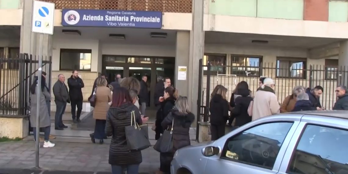 Asp Vibo Valentia, i precari senza proroga tornano a protestare davanti alla sede di via Dante Alighieri