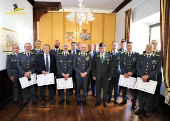 A Catanzaro cerimonia di consegna della “Medaglia Mauriziana al merito di dieci lustri di carriera militare”