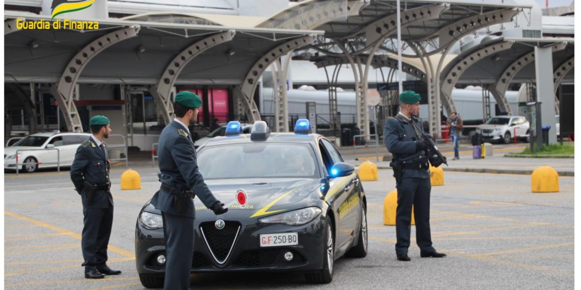 Un fiume di denaro contante è stato intercettato nel 2024 all’Aeroporto di Lamezia Terme dalla GDF e dai funzionari dell’ADM