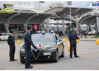 Un fiume di denaro contante è stato intercettato nel 2024 all’Aeroporto di Lamezia Terme dalla GDF e dai funzionari dell’ADM