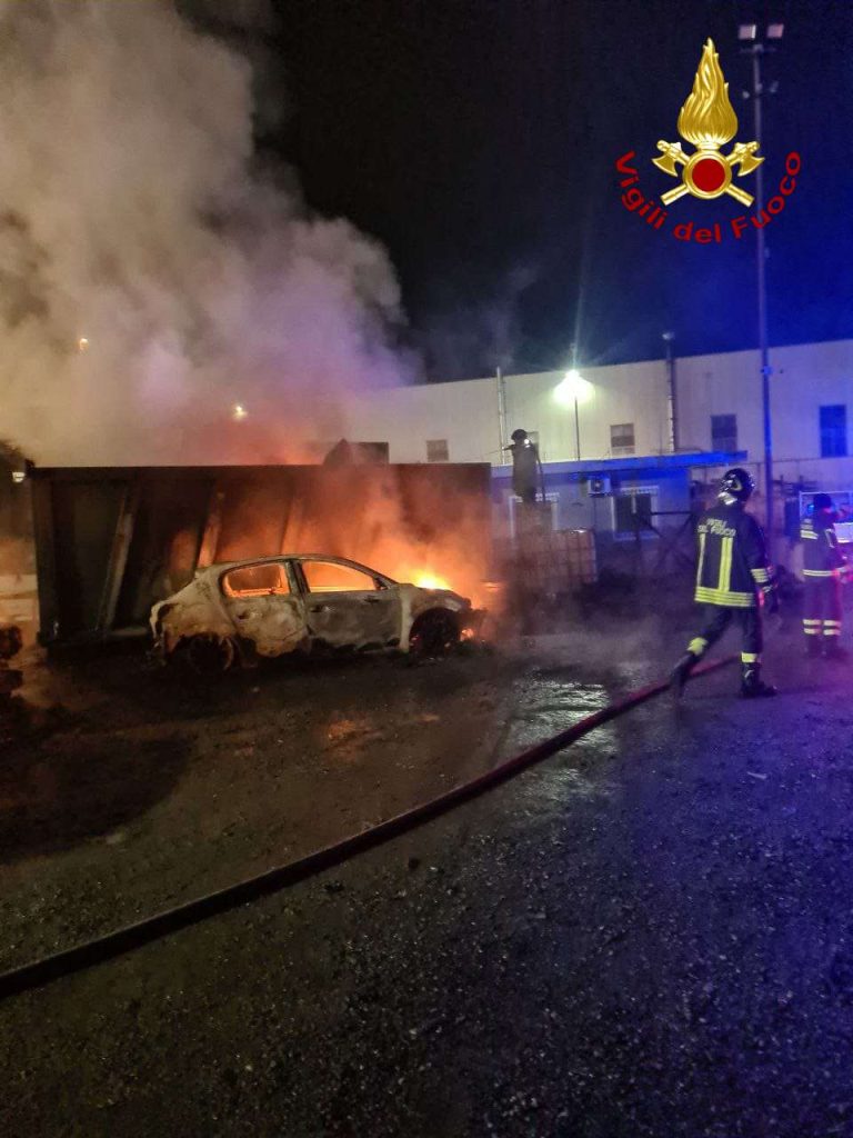 Notte di fuoco a Vibo Valentia, distrutte 10 autovetture 4 1 1