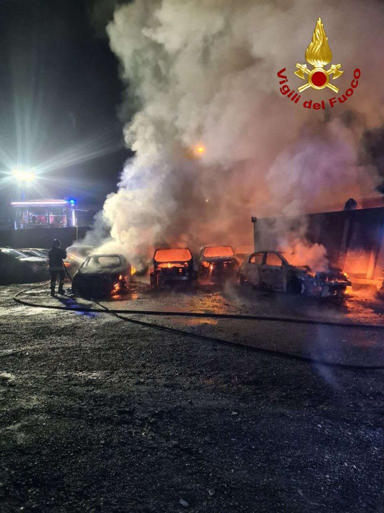 Notte di fuoco a Vibo Valentia, distrutte 10 autovetture 3 2 1