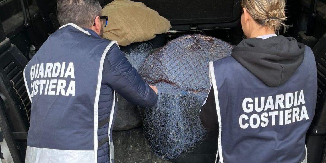 Duemila euro di multe per dei pescatori illegali di “nannata”