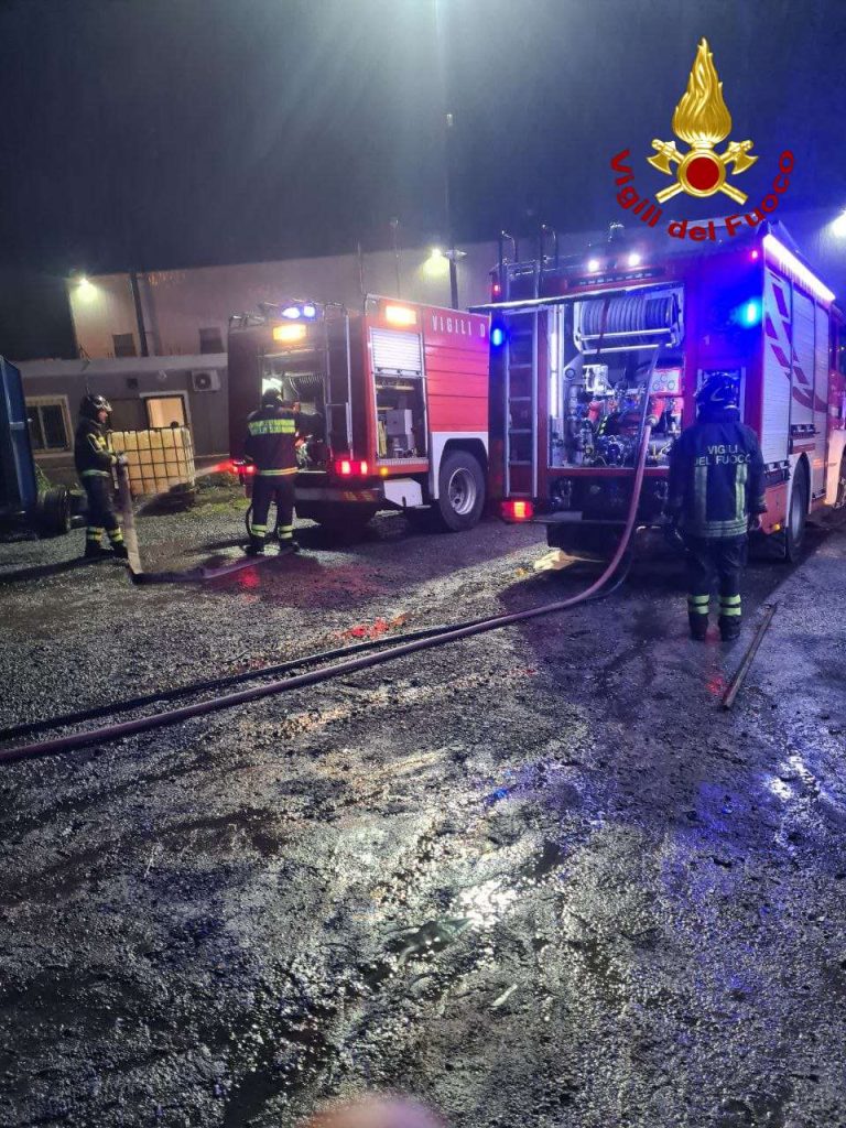 Notte di fuoco a Vibo Valentia, distrutte 10 autovetture 2 4