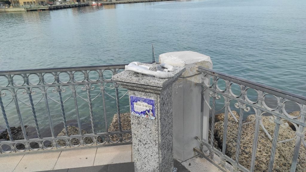 Completamente distrutta la stele in onore del capitano De Grazia posizionata a Vibo Marina 1 475804198 10226914506316764 6963039345041968420 n