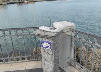 Completamente distrutta la stele in onore del capitano De Grazia posizionata a Vibo Marina