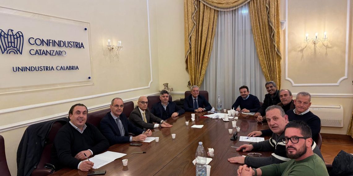 Ridurre i rischi da infortuni nei cantieri, si attiva l'Ance di Catanzaro-Crotone-Vibo Valentia 1 Ridurre i rischi da infortuni nei cantieri, si attiva l’Ance di Catanzaro-Crotone-Vibo Valentia