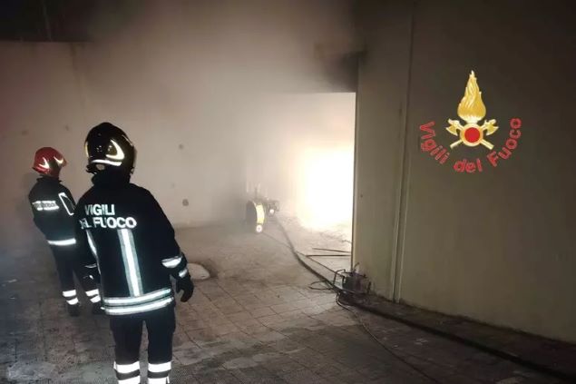 Incendio in locale adibito a garage evacuate alcune famiglie