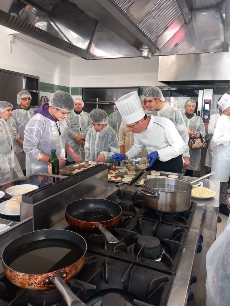 All'Alberghiero di Vibo Valentia il "progetto coltiviamo e nutriamo l'inclusione" 11 WhatsApp Image 2025 02 04 at 21.02.48