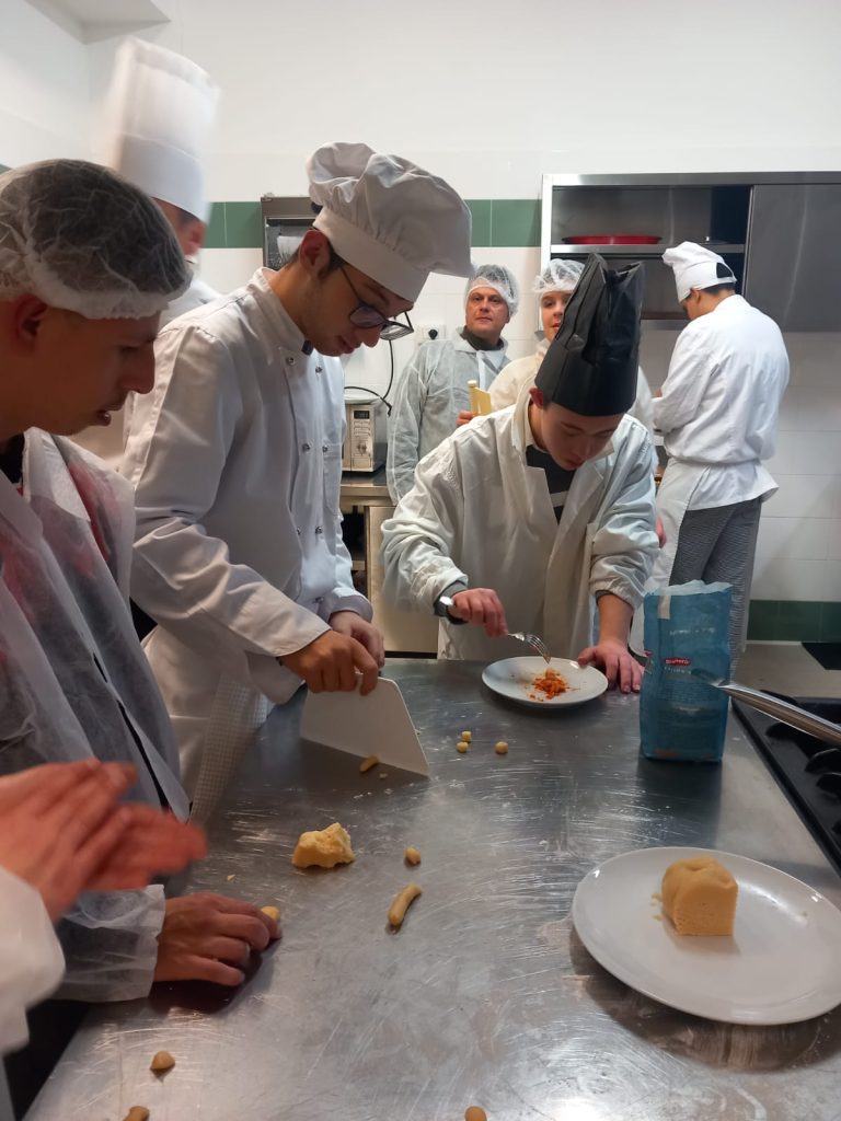 All'Alberghiero di Vibo Valentia il "progetto coltiviamo e nutriamo l'inclusione" 4 WhatsApp Image 2025 02 04 at 21.03.02