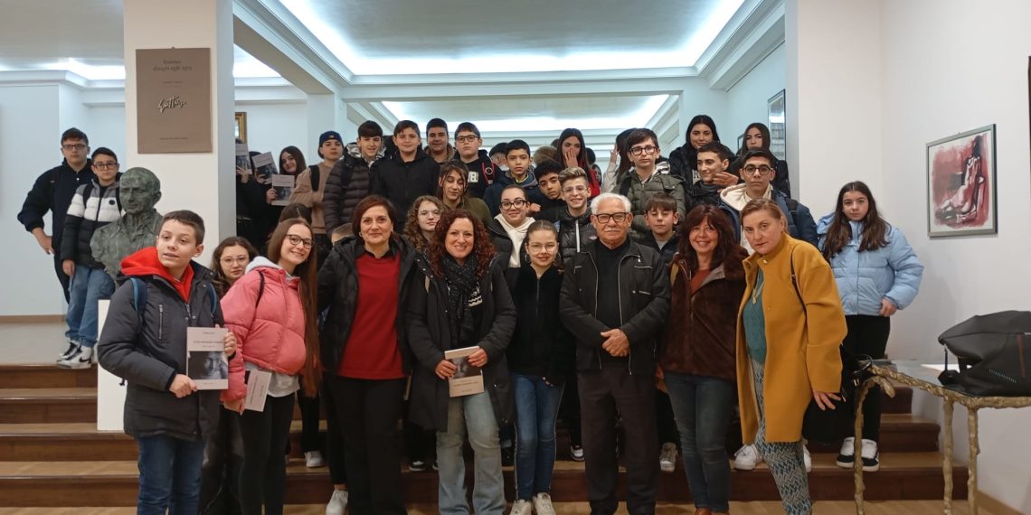 Gli studenti a lezione gratuita di scultura dal maestro Luigi Verrino alla Galleria Arte Spazio di Catanzaro