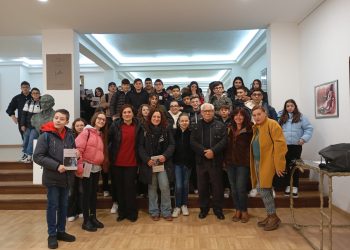 Gli studenti a lezione gratuita di scultura dal maestro Luigi Verrino alla Galleria Arte Spazio di Catanzaro