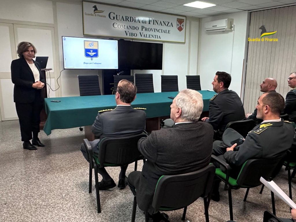 Visita del Prefetto di Vibo Valentia al Comando Provinciale della Guardia di Finanza ed al Reparto Operativo Aeronavale 5 WhatsApp Image 2025 02 11 at 13.06.24