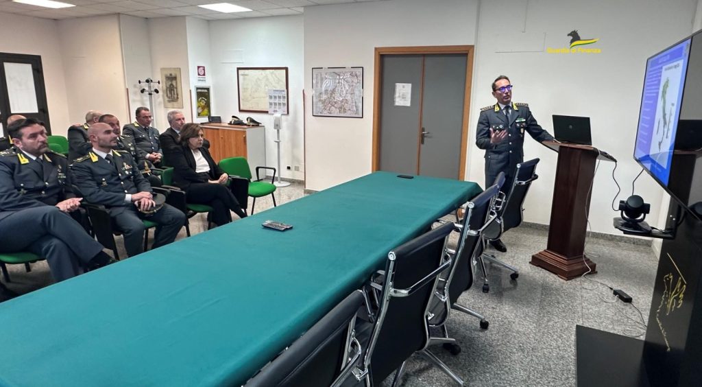 Visita del Prefetto di Vibo Valentia al Comando Provinciale della Guardia di Finanza ed al Reparto Operativo Aeronavale 4 WhatsApp Image 2025 02 11 at 13.06.25 1