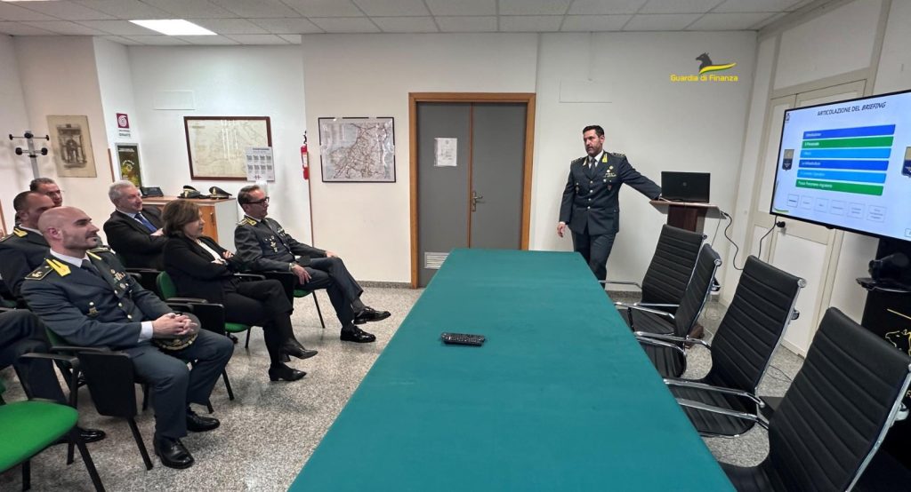 Visita del Prefetto di Vibo Valentia al Comando Provinciale della Guardia di Finanza ed al Reparto Operativo Aeronavale 3 WhatsApp Image 2025 02 11 at 13.06.25 2