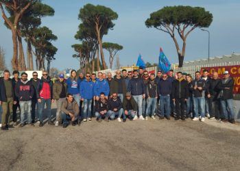 Sciopero metalmeccanici, questa mattina il sit-in davanti ai cancelli della Baker Hughes di Portosalvo 6 Sciopero metalmeccanici, questa mattina il sit-in davanti ai cancelli della Baker Hughes di Portosalvo